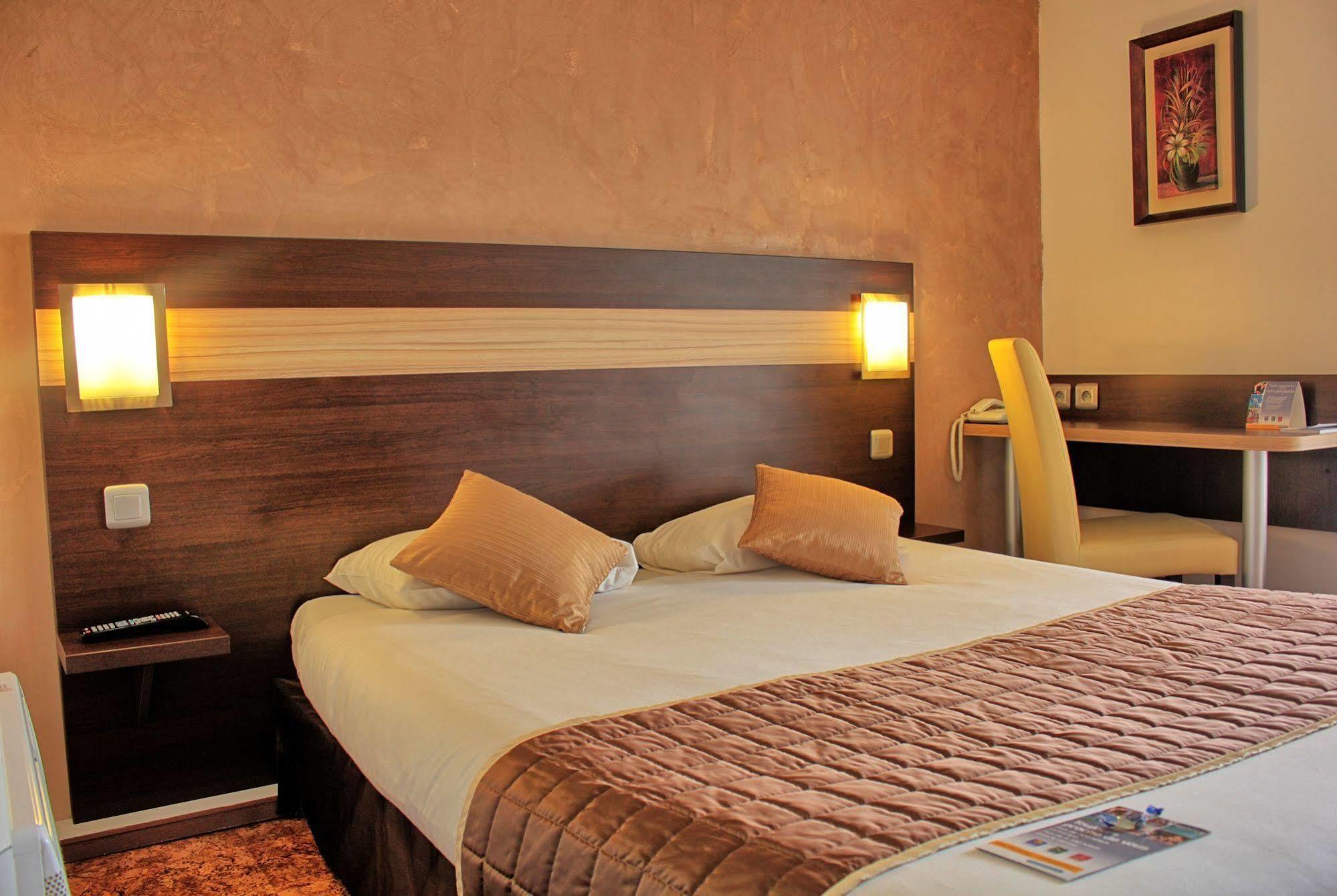Contact Hotel Restaurant La Chaumiere Entre Orgeval Et Flins A13 Sortie 8 เลส์มูโรซ์ ภายนอก รูปภาพ