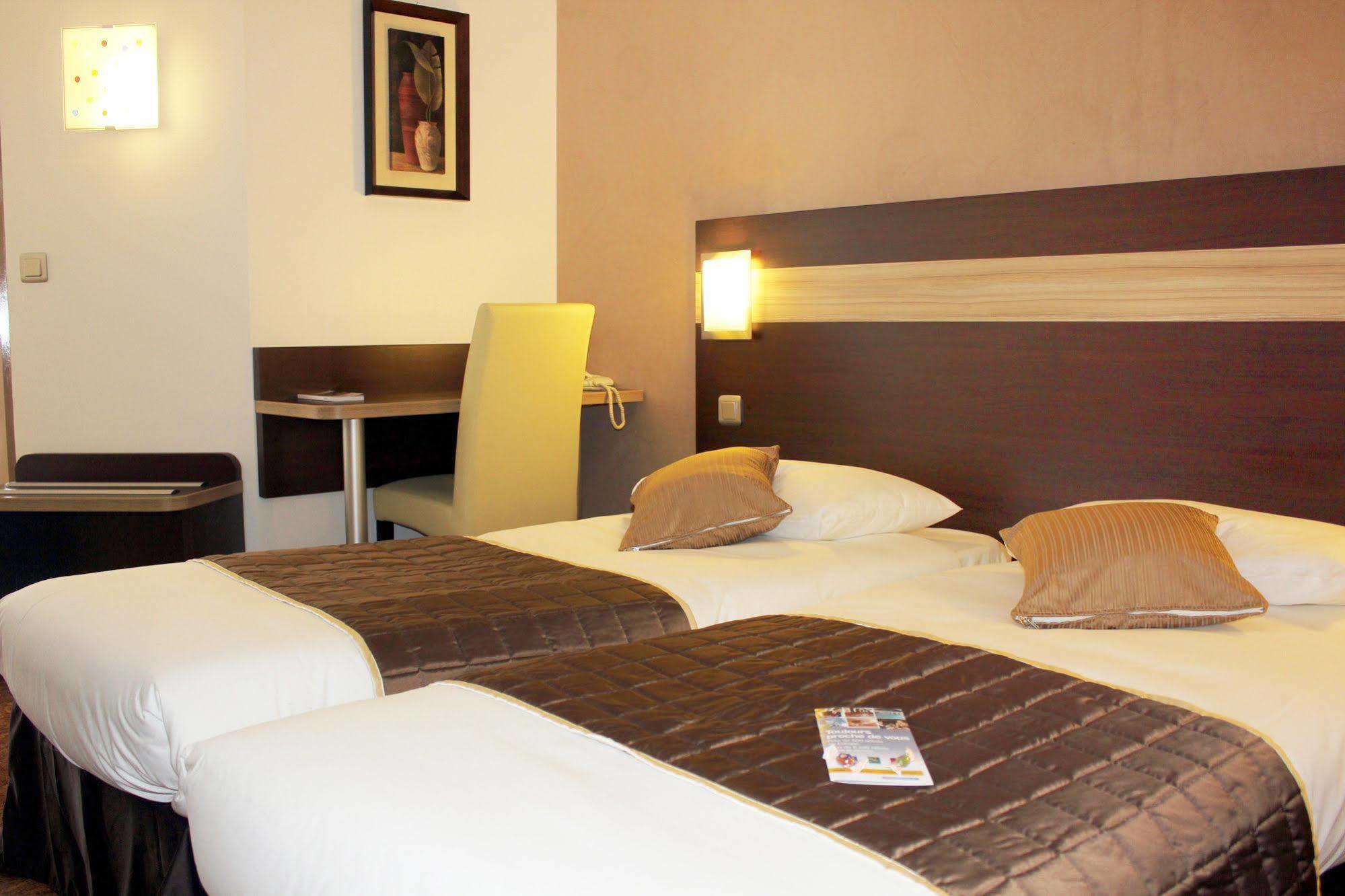Contact Hotel Restaurant La Chaumiere Entre Orgeval Et Flins A13 Sortie 8 เลส์มูโรซ์ ภายนอก รูปภาพ